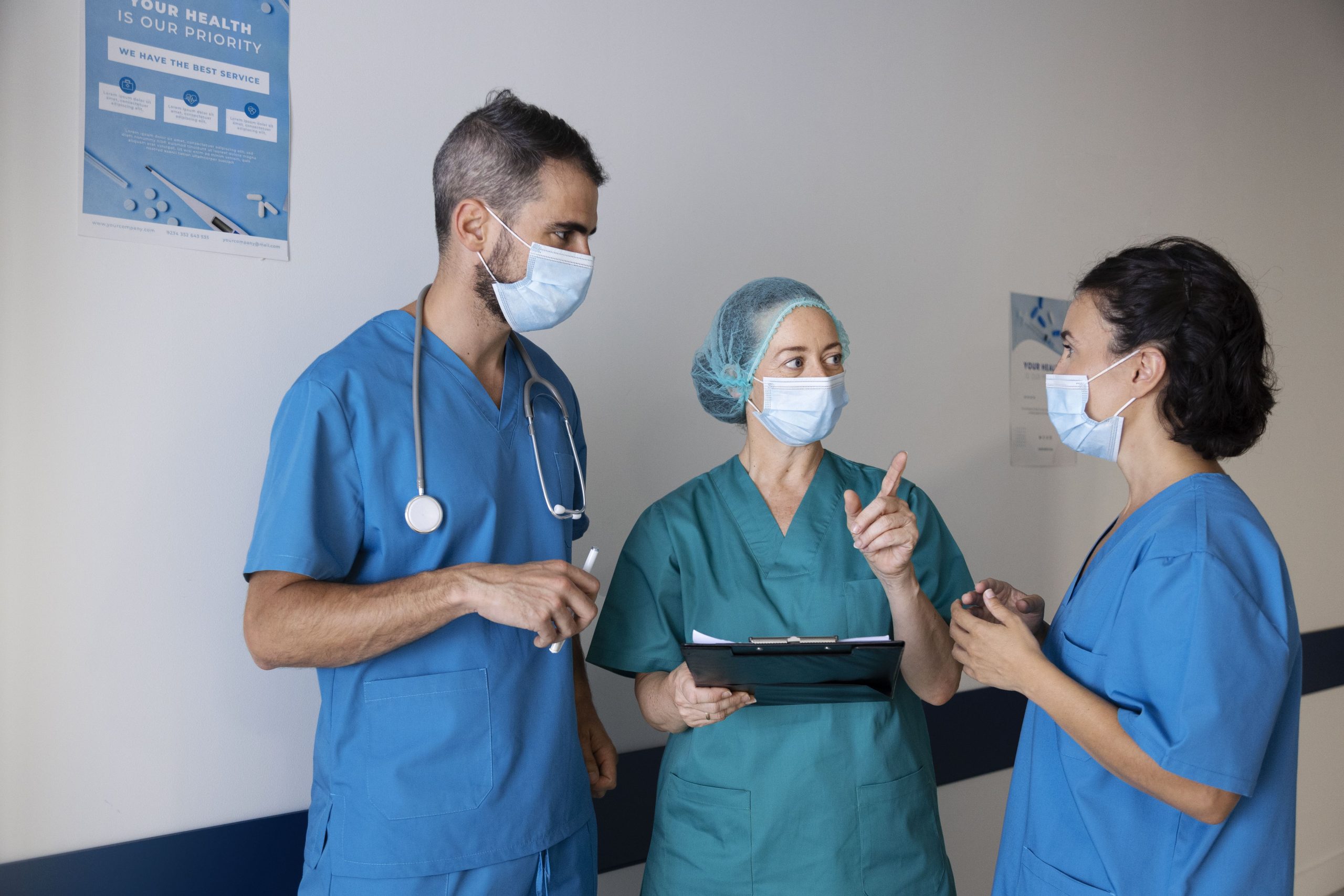 medium-shot-nurses-chatting-work(2)